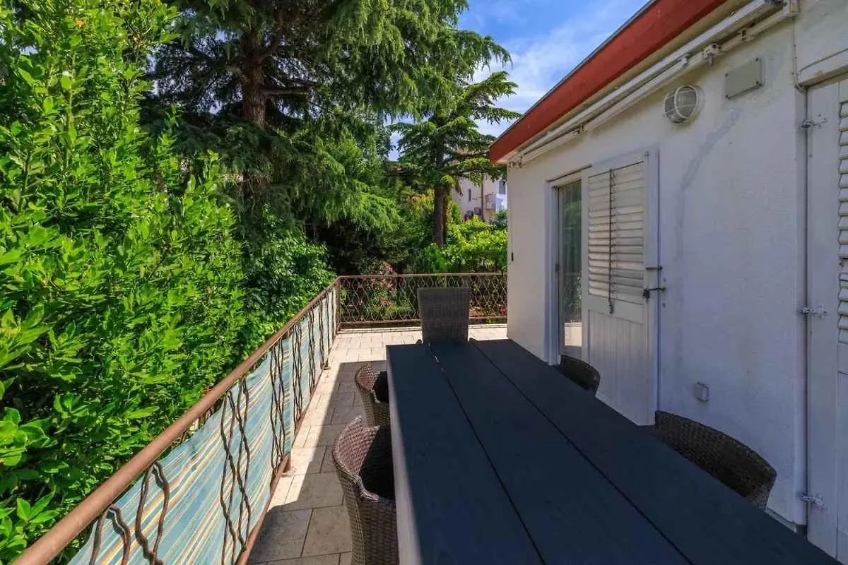 Apartment In Dramalj 51201
