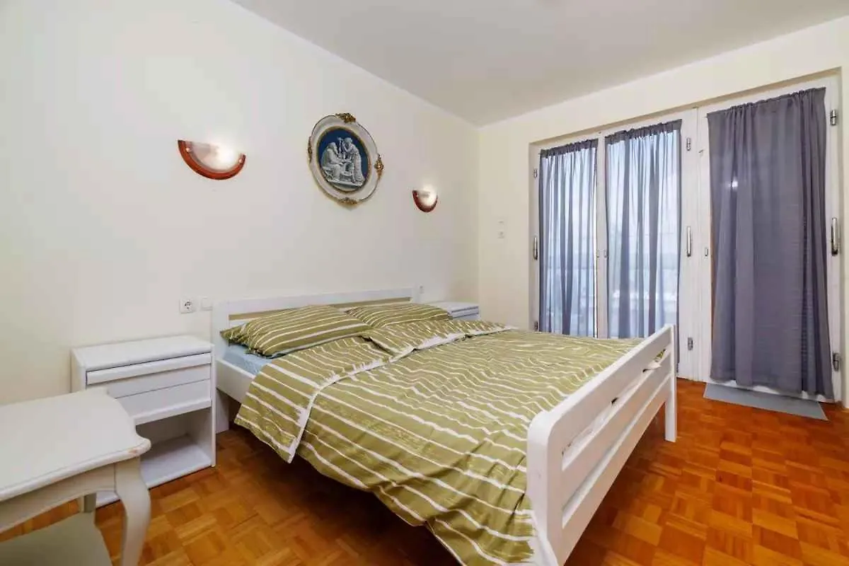 Apartment In Dramalj 51201