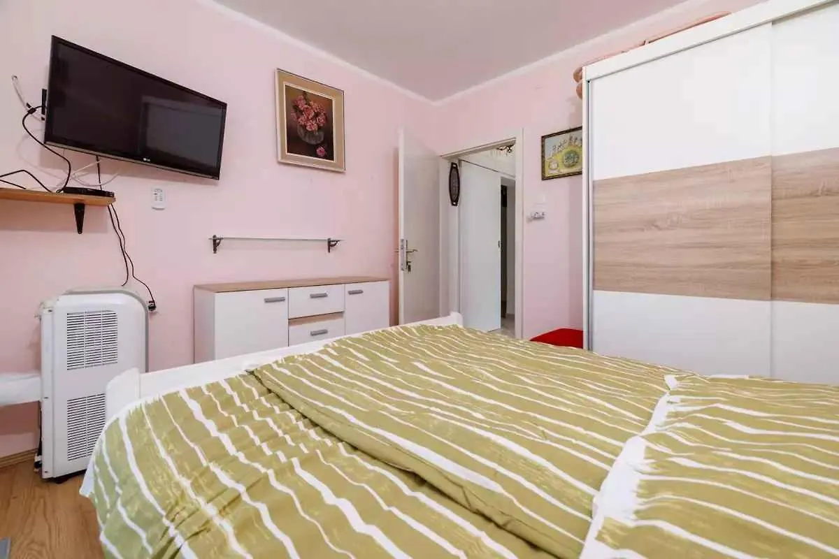 Apartment In Dramalj 51201