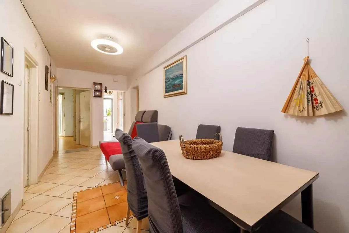 Apartment In Dramalj 51201