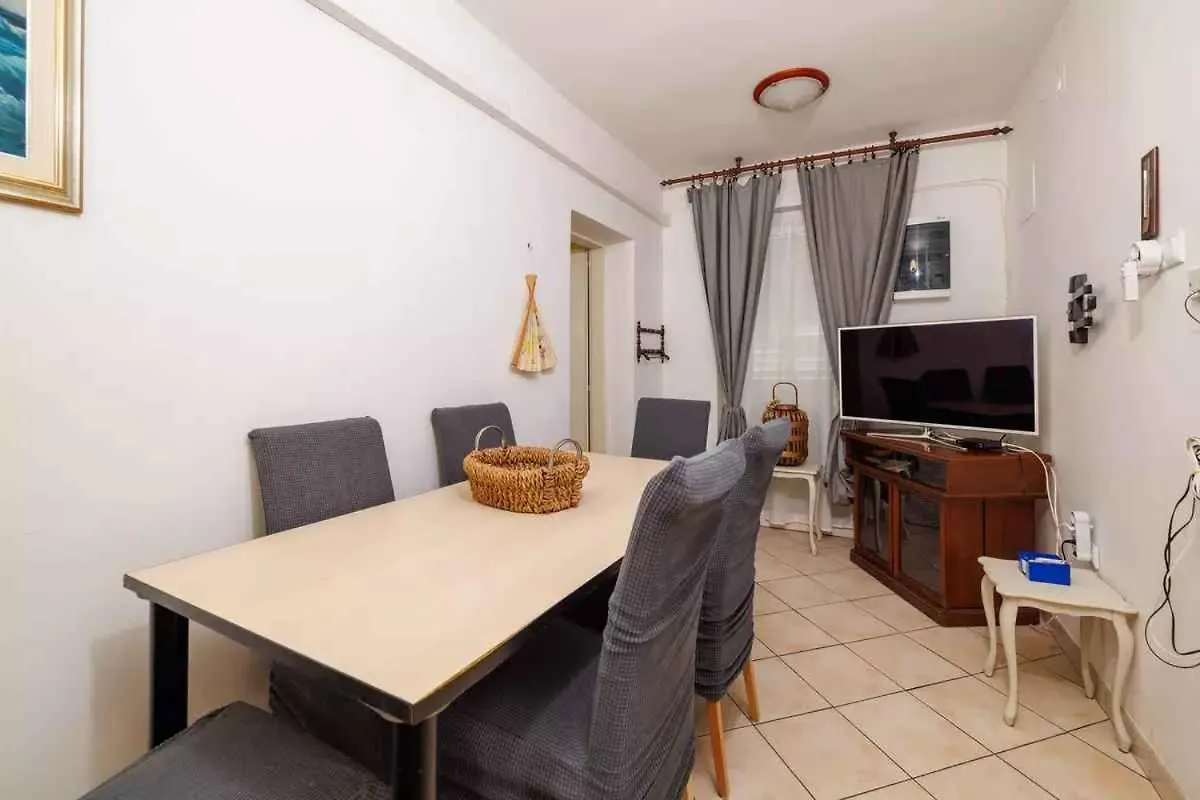 Apartment In Dramalj 51201